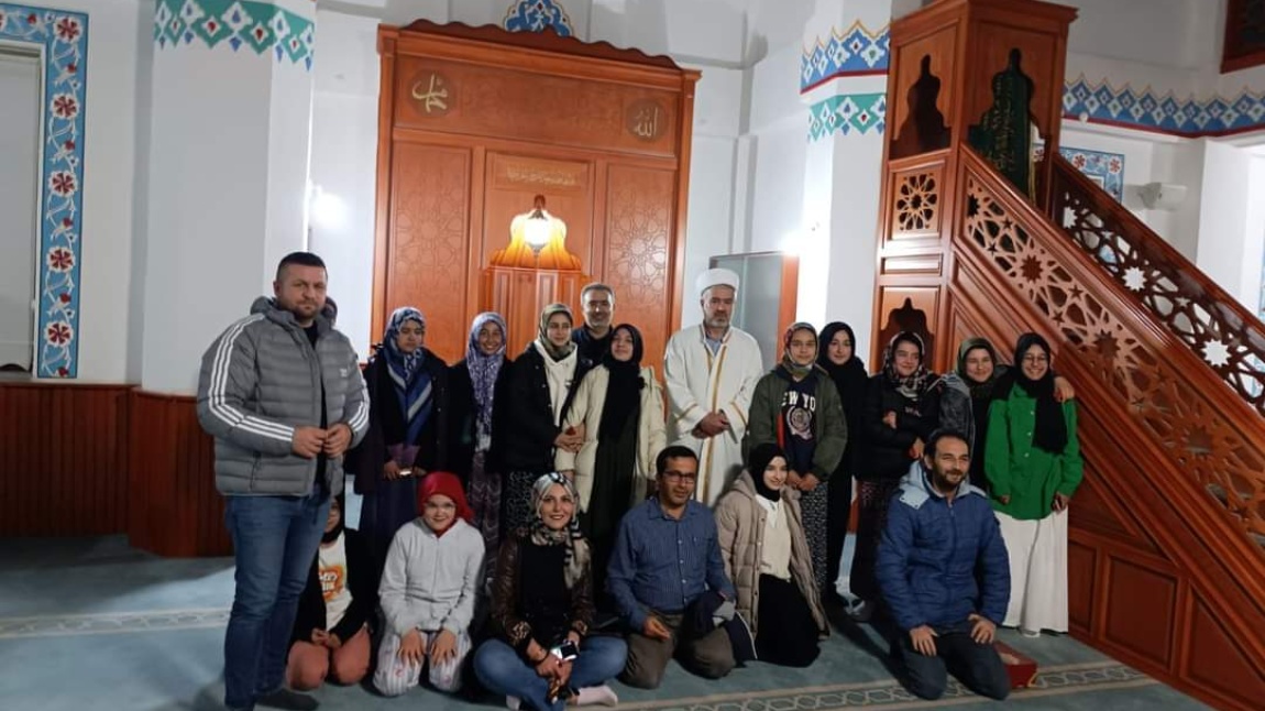 Öğrencilerimiz ve öğretmenlerimizle birlikte ÇEDES kapsamında Behzade Cami'de teravih namazı